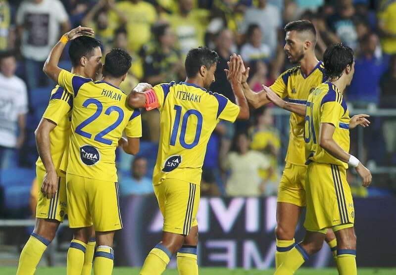 שחקני מכבי חוגגים את ההעפלה לשלב הפלייאוף